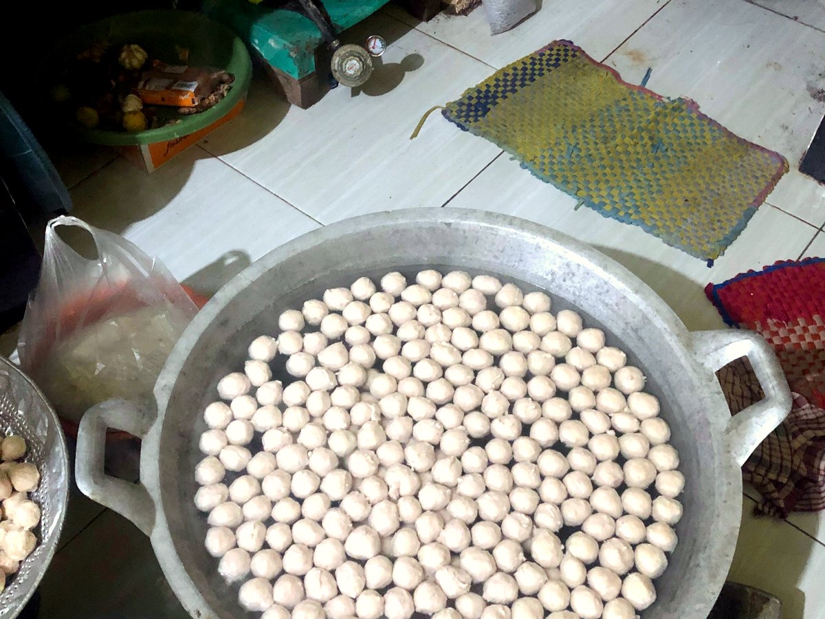 Bakso sedang dibentuk