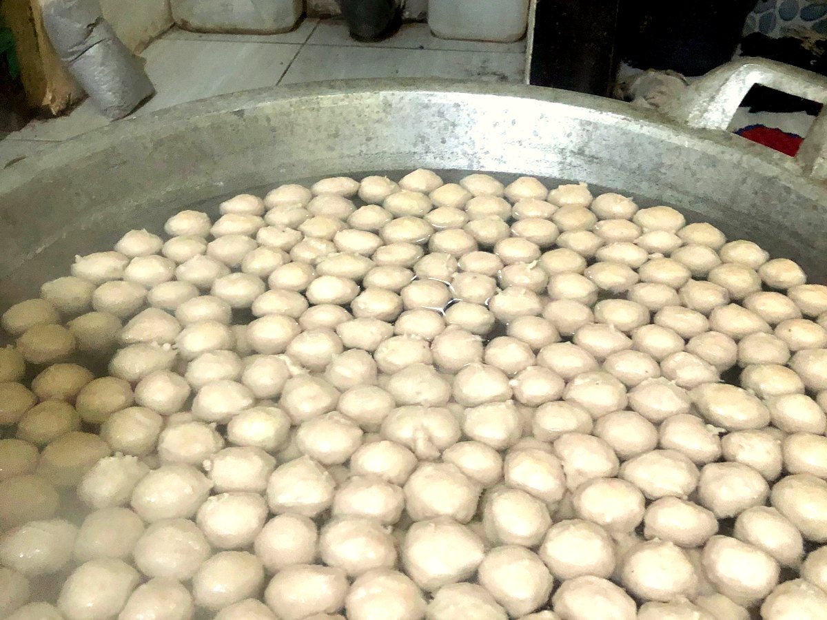 Bakso matang di dalam wajan