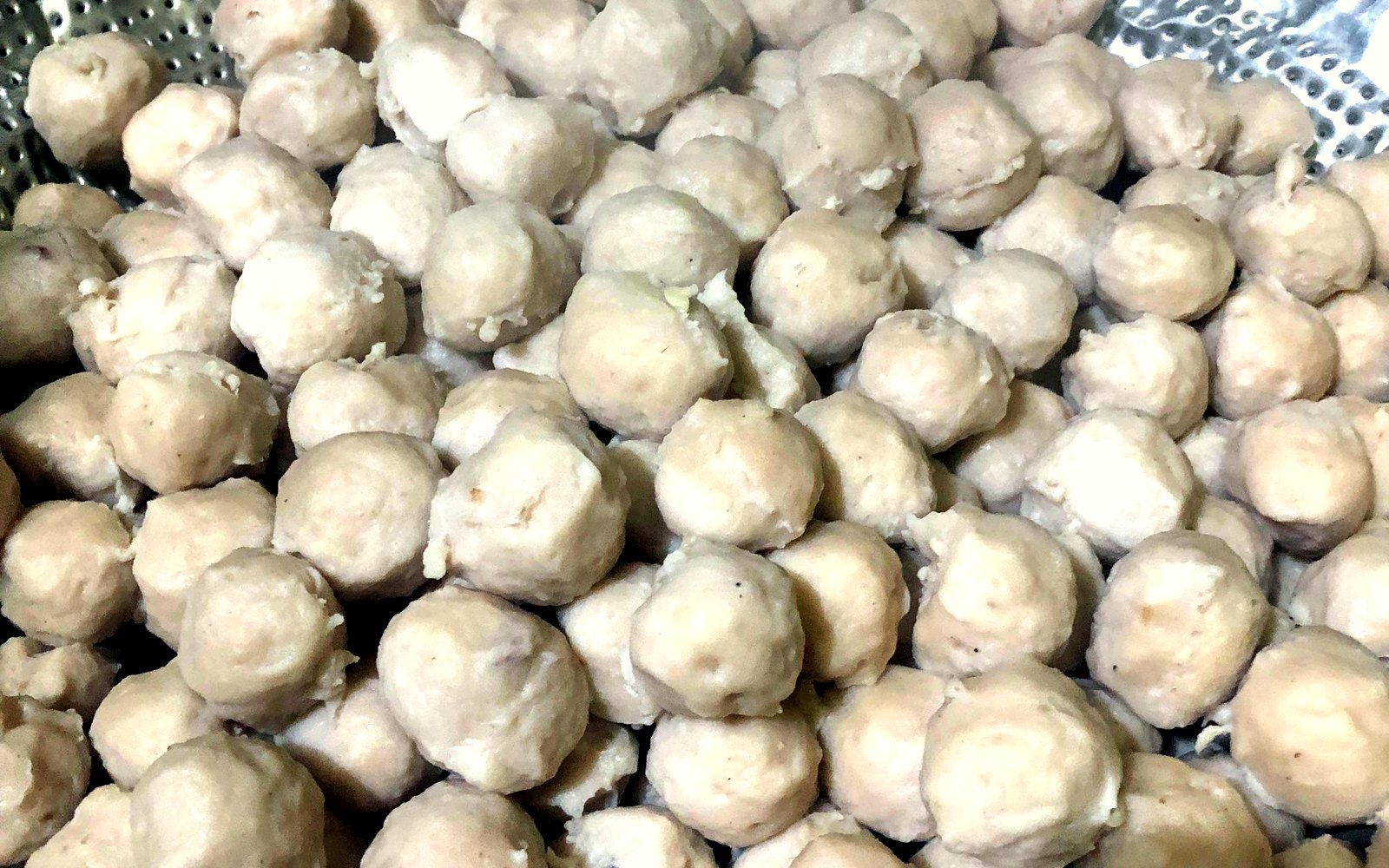 Bakso segar hasil gilingan di keranjang kawat