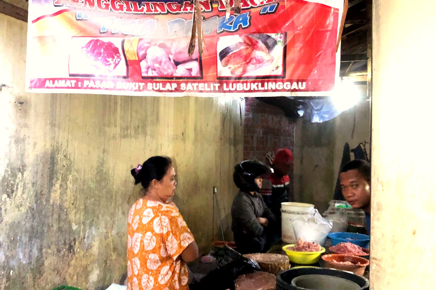 Meja penggilingan daging di pasar