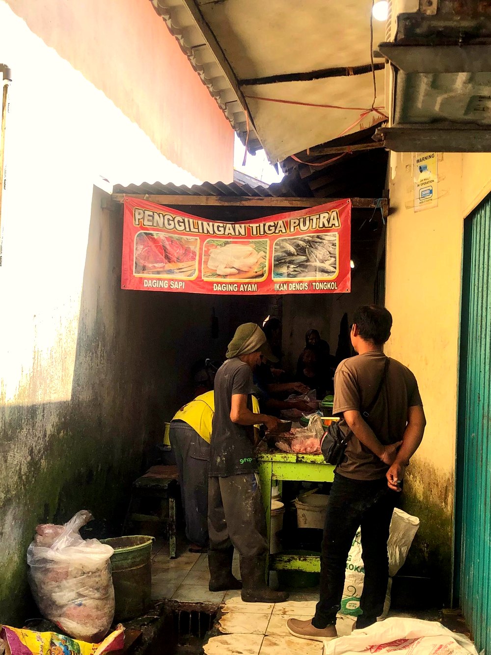 Warung penggilingan di dalam pasar